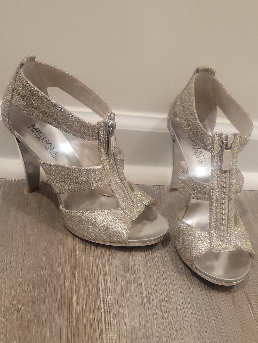 Michael Kors Silver Glitter T-Strap Dress Heels! Sz.6!